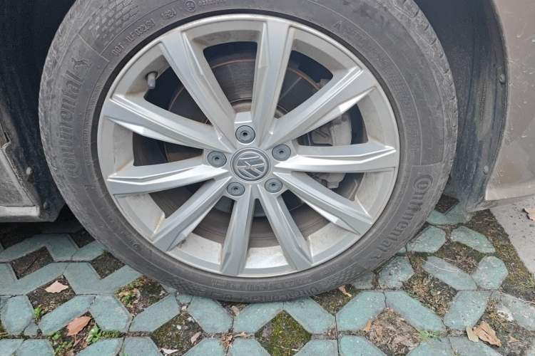 Used Volkswagen Passat 2017 330TSI DSG Luxury Edition Right Front Wheel Hub