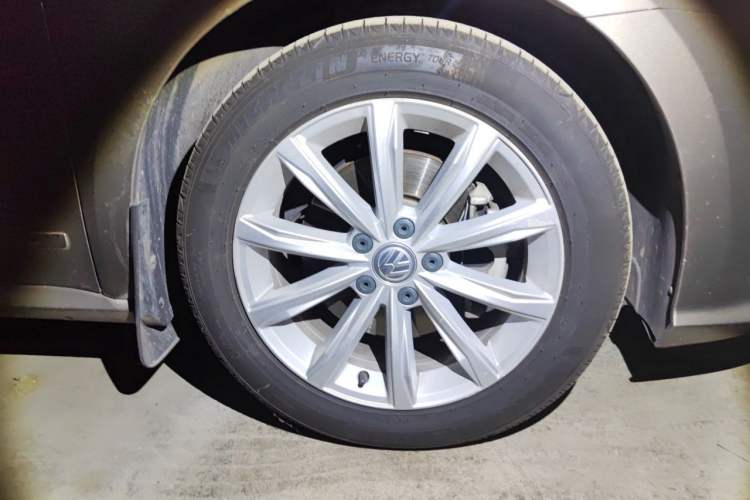 Used Volkswagen Passat 2017 330TSI DSG Luxury Edition Right Front Wheel Hub