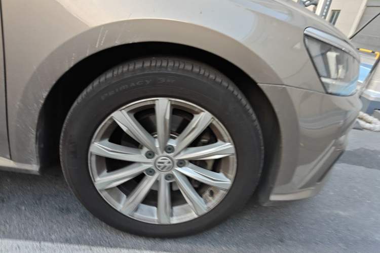 Used Volkswagen Passat 2017 330TSI DSG Luxury Edition Right Front Wheel Hub