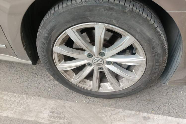 Used Volkswagen Passat 2017 330TSI DSG Luxury Edition Right Front Wheel Hub