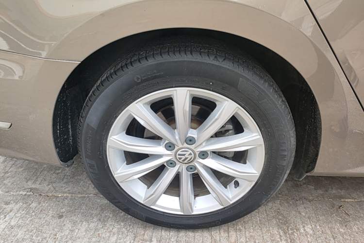 Used Volkswagen Passat 2017 280TSI DSG Luxury Edition Right Rear Wheel Hub