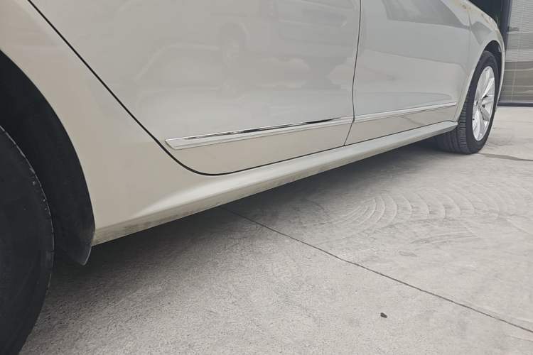 Used Volkswagen Passat 2017 330TSI DSG Luxury Edition Right Side Sill