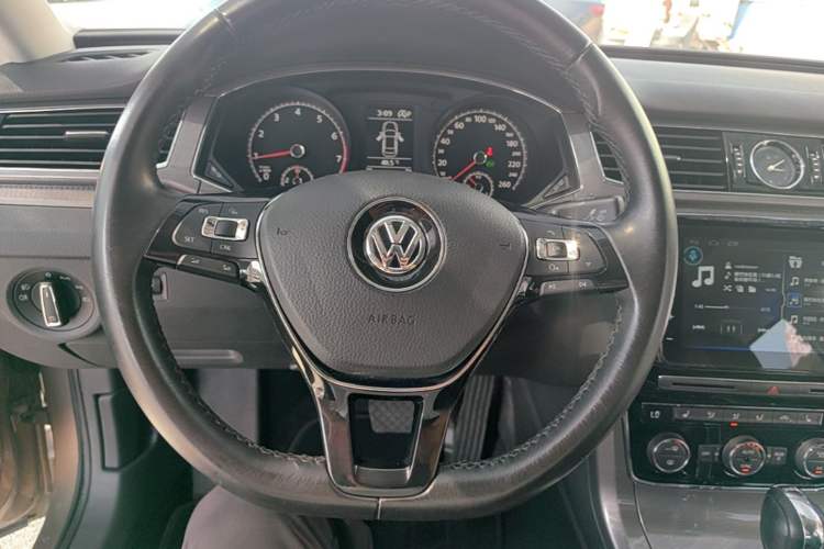 Used Volkswagen Passat 2017 330TSI DSG Luxury Edition Steering Wheel
