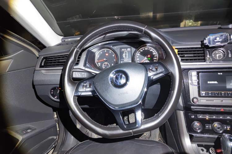 Used Volkswagen Passat 2017 330TSI DSG Luxury Edition Steering Wheel