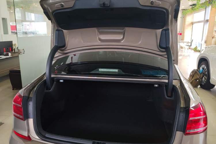 Used Volkswagen Passat 2017 330TSI DSG Luxury Edition Trunk