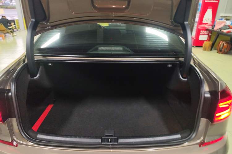 Used Volkswagen Passat 2017 330TSI DSG Luxury Edition Trunk