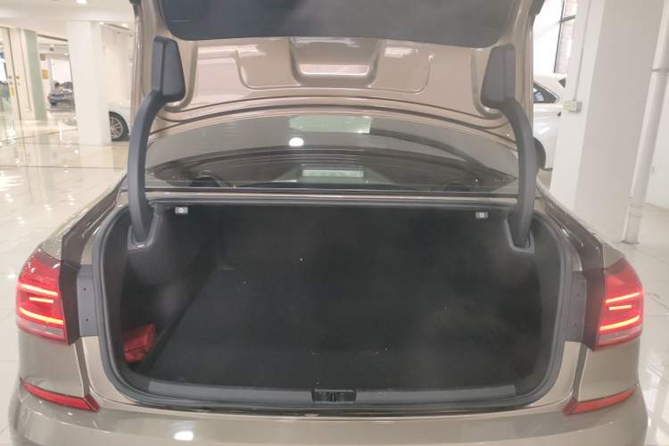 Used Volkswagen Passat 2017 330TSI DSG Luxury Edition Trunk