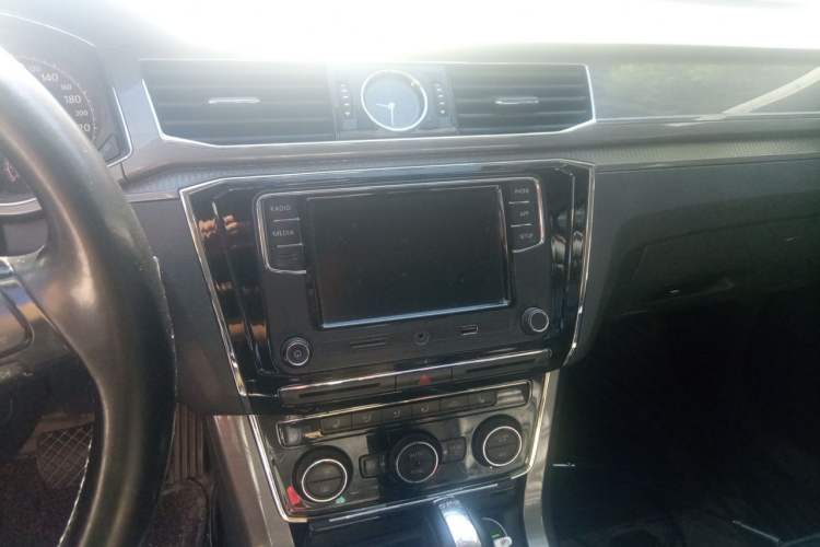 Used Volkswagen Passat 2017 280TSI DSG Luxury Edition Audio And AC Panel