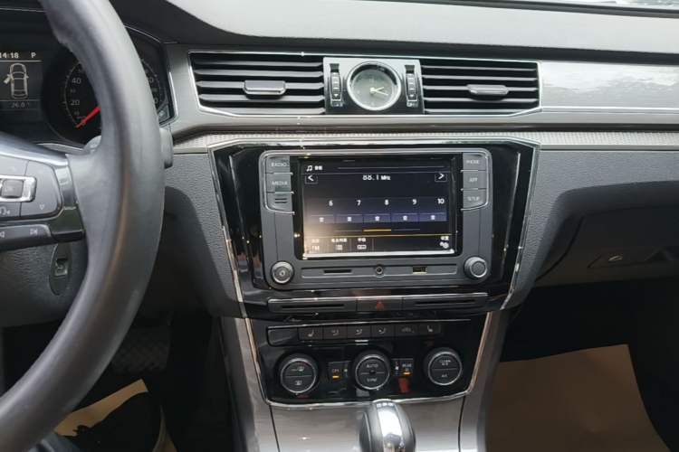 Used Volkswagen Passat 2017 330TSI DSG Luxury Edition Audio And AC Panel
