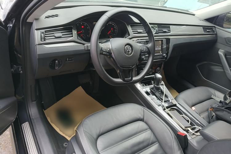 Used Volkswagen Passat 2017 330TSI DSG Luxury Edition Center Console