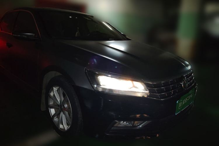Used Volkswagen Passat 2017 330TSI DSG Luxury Edition Front Right 45 Deg