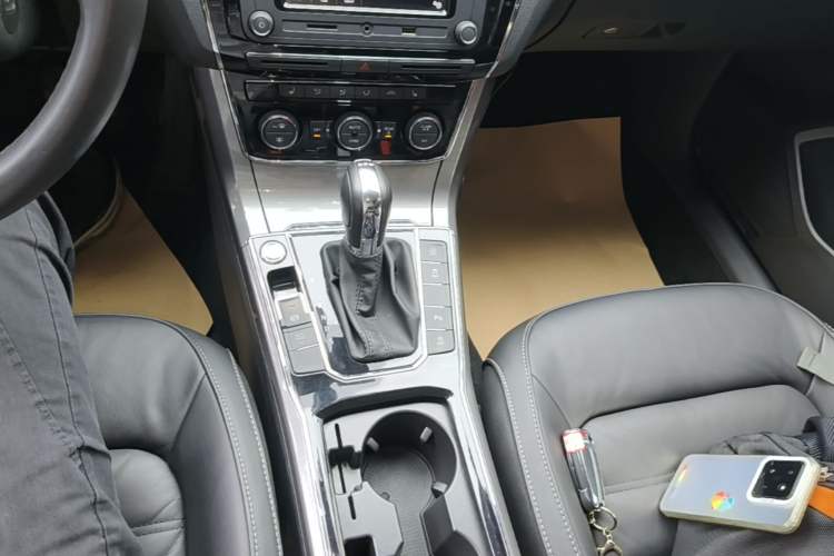 Used Volkswagen Passat 2017 330TSI DSG Luxury Edition Gear Lever