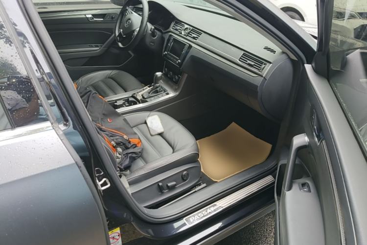 Used Volkswagen Passat 2017 330TSI DSG Luxury Edition Right Front Seat