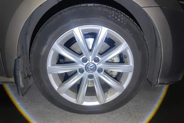 Used Volkswagen Passat 2017 330TSI DSG Luxury Edition Right Front Wheel Hub