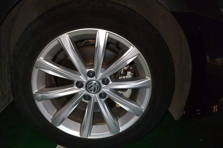 Used Volkswagen Passat 2017 330TSI DSG Luxury Edition Right Front Wheel Hub