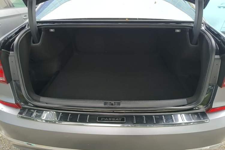 Used Volkswagen Passat 2017 330TSI DSG Luxury Edition Trunk