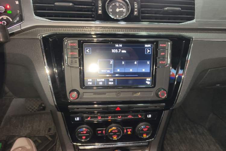 Used Volkswagen Passat 2017 280TSI DSG Luxury Edition Audio And AC Panel