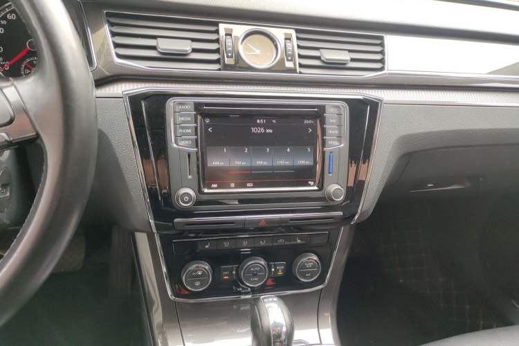 Used Volkswagen Passat 2017 330TSI DSG Prestige Edition Audio And AC Panel