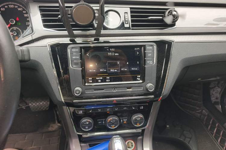 Used Volkswagen Passat 2017 330TSI DSG Luxury Edition Audio And AC Panel