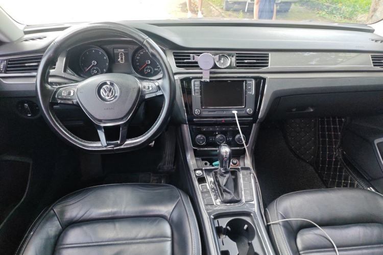 Used Volkswagen Passat 2017 280TSI DSG Luxury Edition Center Console