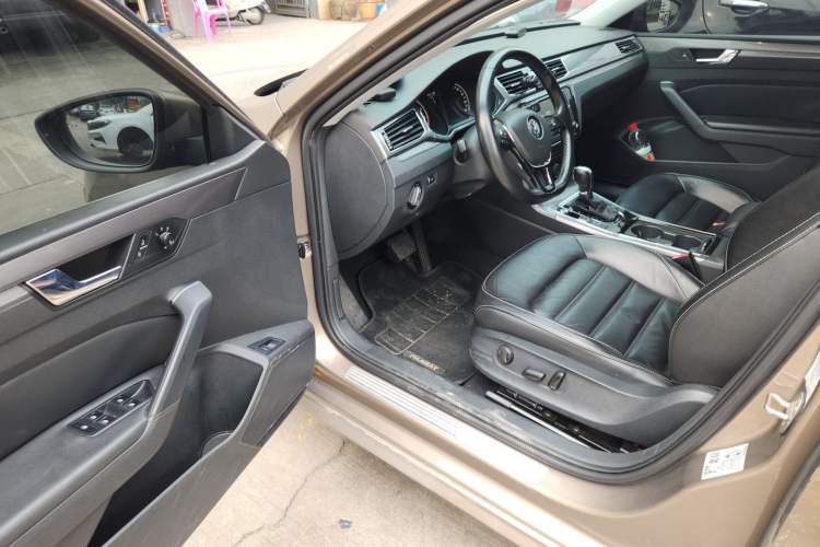 Used Volkswagen Passat 2017 330TSI DSG Luxury Edition Driver Seat