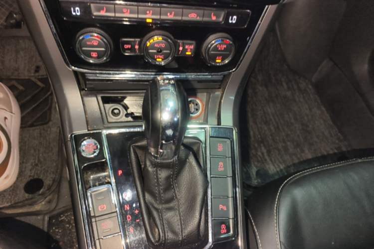 Used Volkswagen Passat 2017 280TSI DSG Luxury Edition Gear Lever