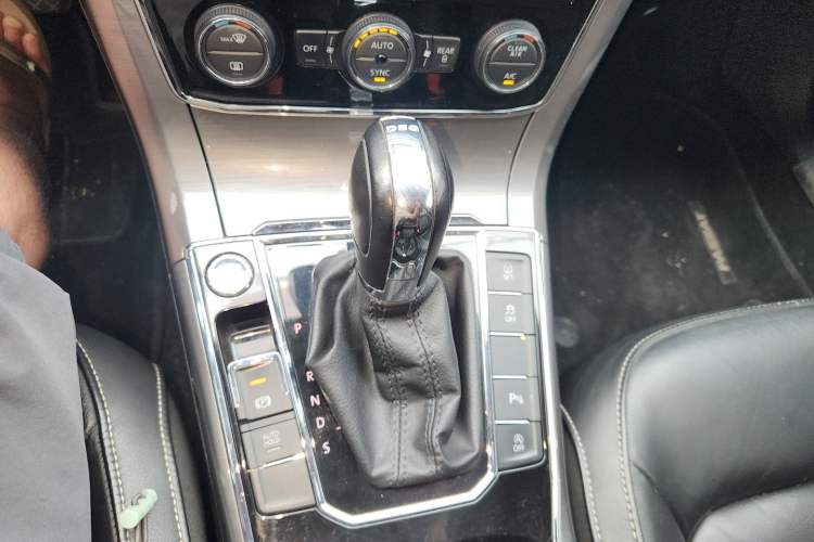 Used Volkswagen Passat 2017 330TSI DSG Luxury Edition Gear Lever