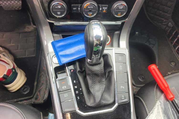 Used Volkswagen Passat 2017 330TSI DSG Luxury Edition Gear Lever