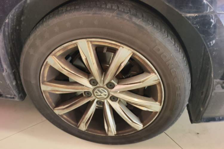 Used Volkswagen Passat 2017 280TSI DSG Luxury Edition Right Front Wheel Hub
