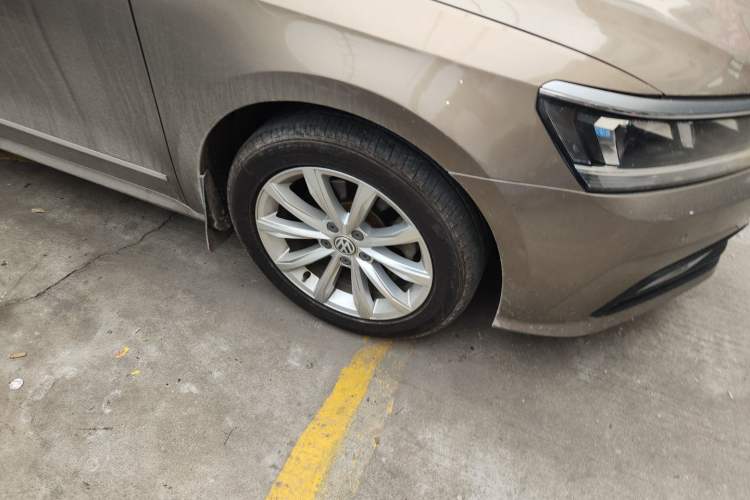 Used Volkswagen Passat 2017 330TSI DSG Luxury Edition Right Front Wheel Hub