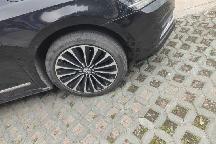 Used Volkswagen Passat 2017 380TSI DSG Prestige Edition Right Front Wheel Hub