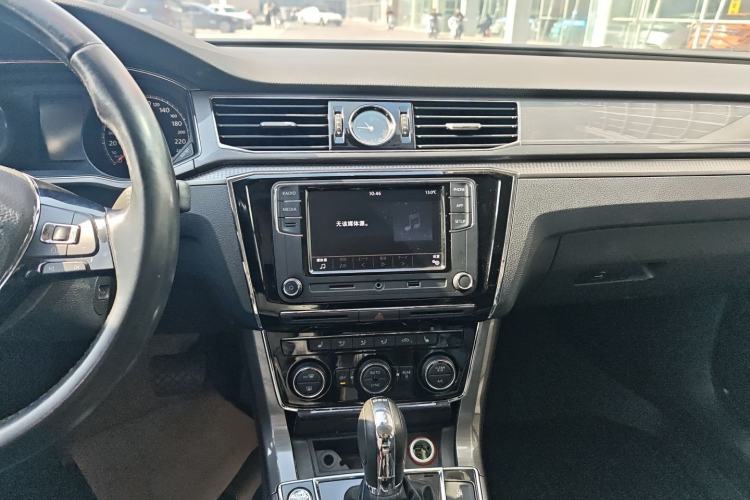 Used Volkswagen Passat 2017 330TSI DSG Luxury Edition Audio And AC Panel