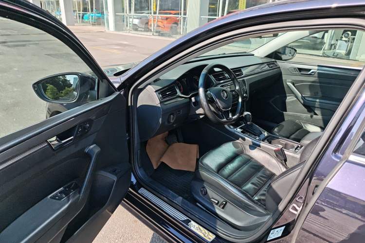 Used Volkswagen Passat 2017 330TSI DSG Luxury Edition Interior 3