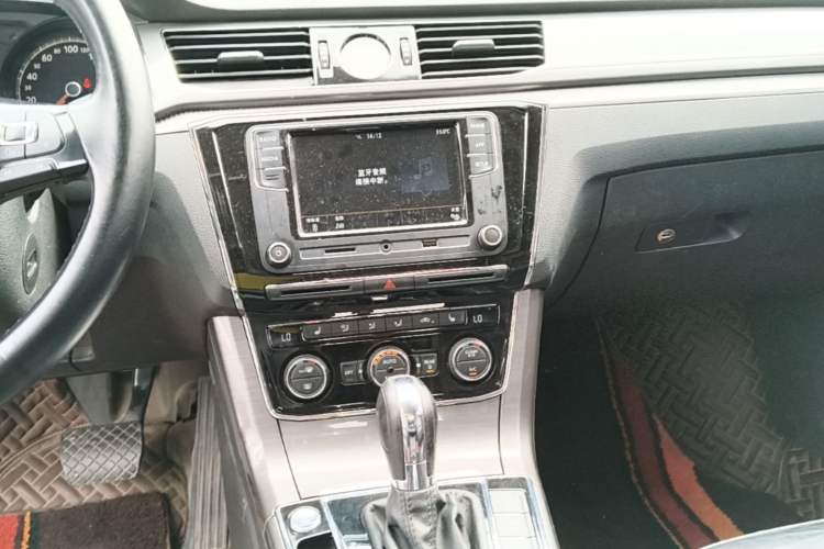 Used Volkswagen Passat 2017 330TSI DSG Luxury Edition Audio And AC Panel