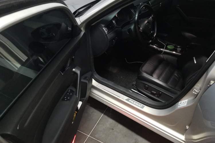 Used Volkswagen Passat 2017 330TSI DSG Luxury Edition Driver Seat