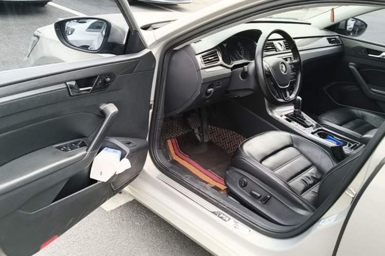 Used Volkswagen Passat 2017 330TSI DSG Luxury Edition Driver Seat