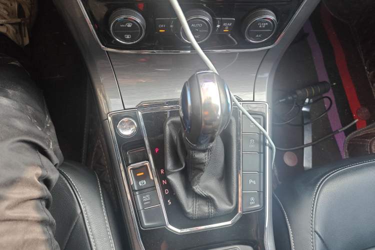 Used Volkswagen Passat 2017 280TSI DSG Luxury Edition Gear Lever