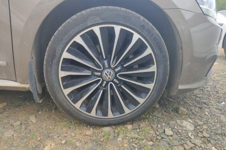 Used Volkswagen Passat 2017 330TSI DSG Prestige Edition Right Front Wheel Hub