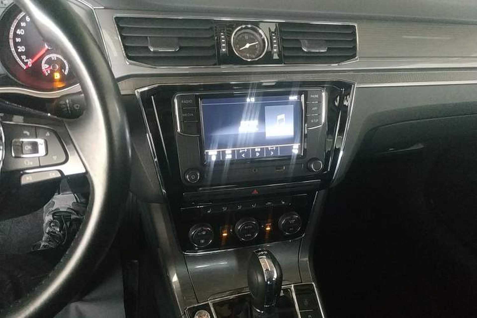 Used Volkswagen Passat 2017 330TSI DSG Luxury Edition Audio And AC Panel
