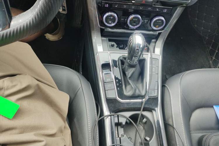 Used Volkswagen Passat 2017 330TSI DSG Luxury Edition Gear Lever