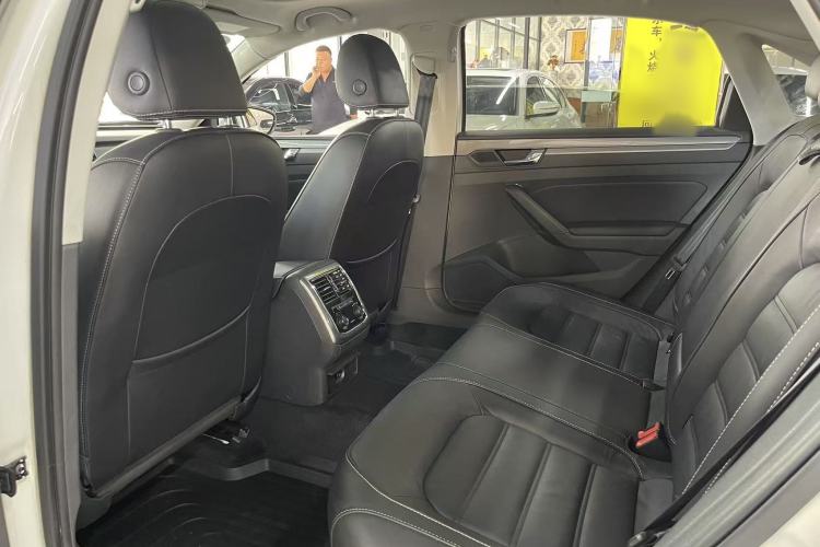 Used Volkswagen Passat 2017 330TSI DSG Luxury Edition Interior 3