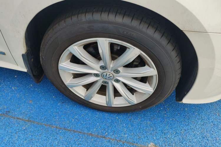 Used Volkswagen Passat 2017 330TSI DSG Luxury Edition Right Front Wheel Hub