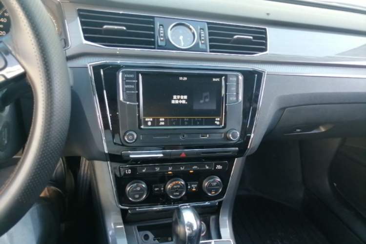Used Volkswagen Passat 2017 330TSI DSG Luxury Edition Audio And AC Panel