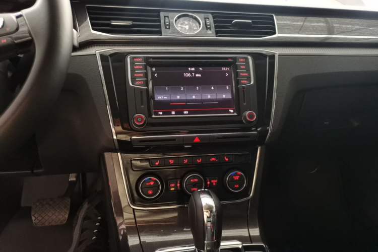 Used Volkswagen Passat 2017 330TSI DSG Prestige Edition Audio And AC Panel