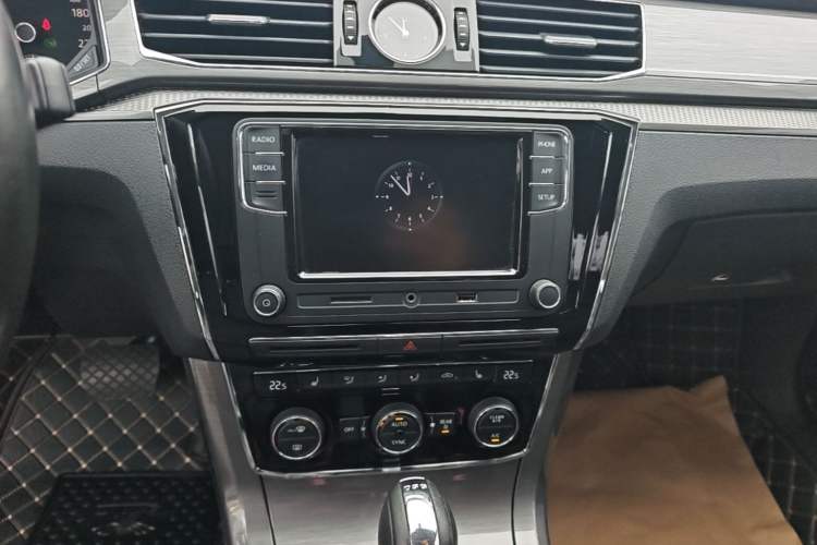 Used Volkswagen Passat 2017 280TSI DSG Luxury Edition Audio And AC Panel