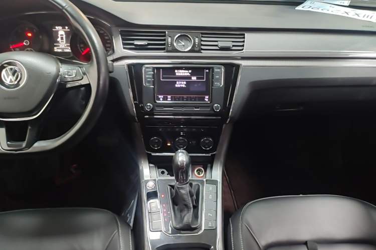 Used Volkswagen Passat 2017 330TSI DSG Luxury Edition Audio And AC Panel