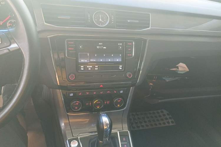 Used Volkswagen Passat 2017 280TSI DSG Luxury Edition Audio And AC Panel