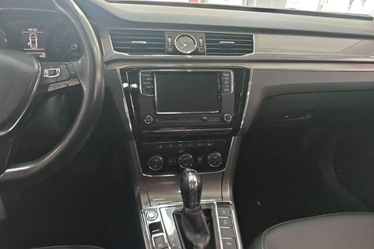 Used Volkswagen Passat 2017 330TSI DSG Luxury Edition Audio And AC Panel