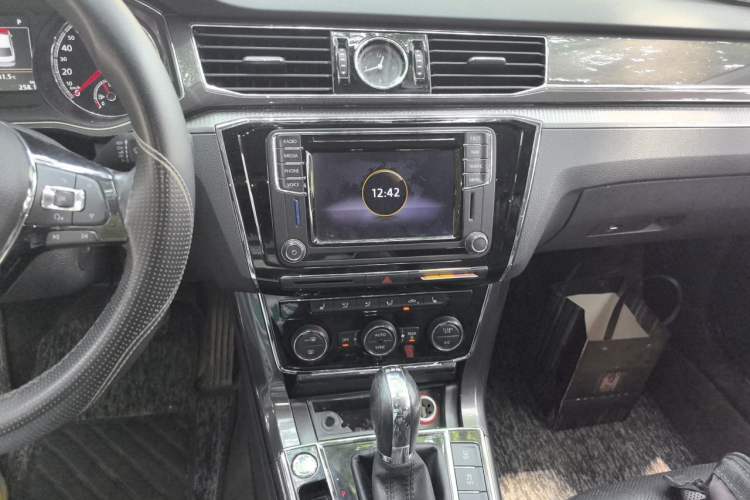 Used Volkswagen Passat 2017 330TSI DSG Luxury Edition Audio And AC Panel