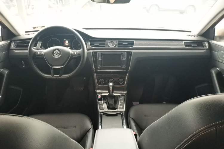 Used Volkswagen Passat 2017 330TSI DSG Prestige Edition Center Console